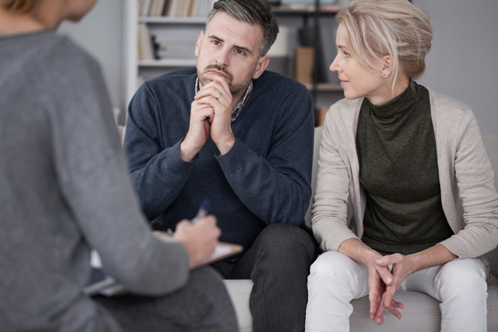 Ein Paar spricht mit einem Therapeuten und Beziehungsexperten über seine Probleme