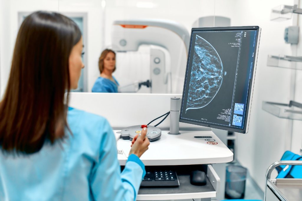 Im Krankenhaus durchläuft der Patient ein Mammogramm-Screening, das mit einem Mammogramm durchgeführt wird.