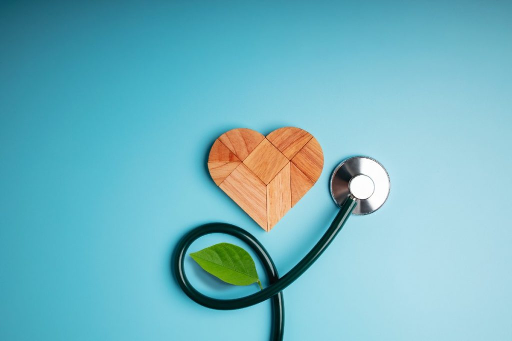 Herz aus Holz mit Stethoskop