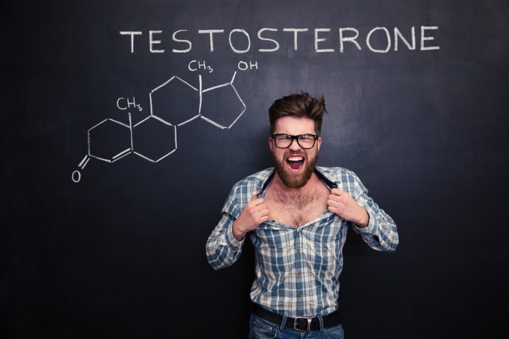 Junger Mann, der sich vor der Formel von Testosteron das Hemd aufreisst