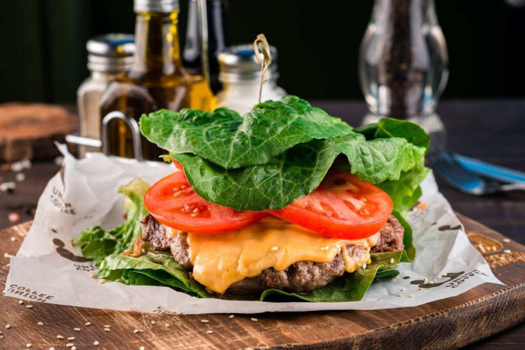 Ein leckerer Cheeseburger mit Salatblättern statt Brötchen