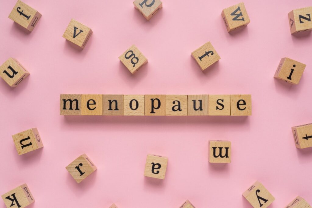 Das Wort MENOPAUSE, mit Scrabble-Spielsteinen gelegt