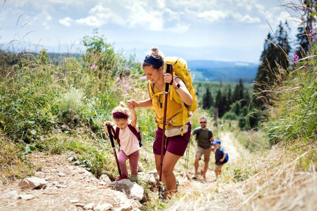Familie mit Kindern beim Bergwandern