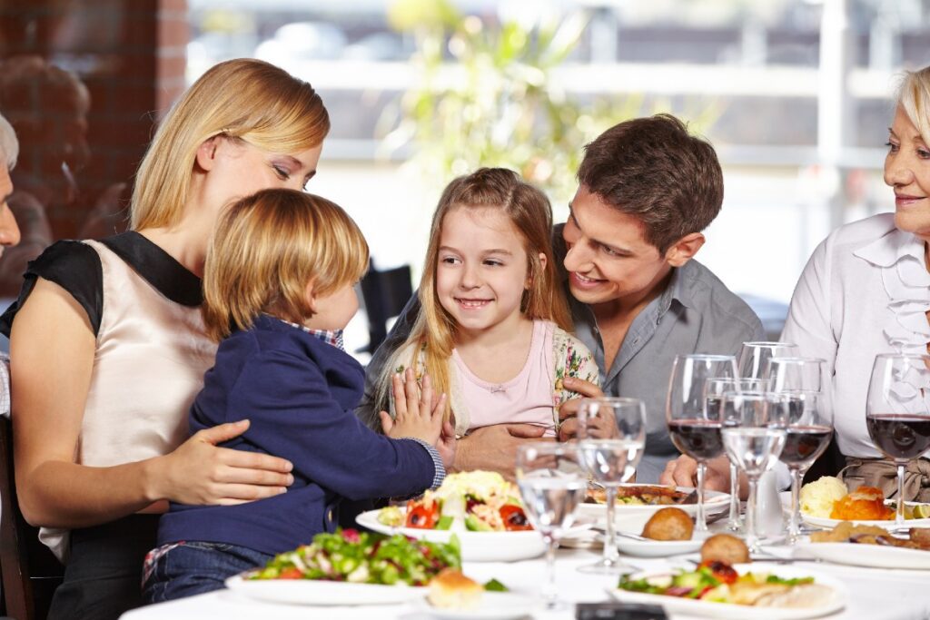 Familie mit Kindern und Großeltern im Restaurant