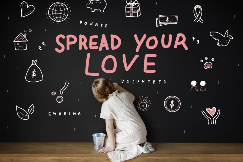 Kind vor Schultafel, auf der die Worte "Spread your love" stehen