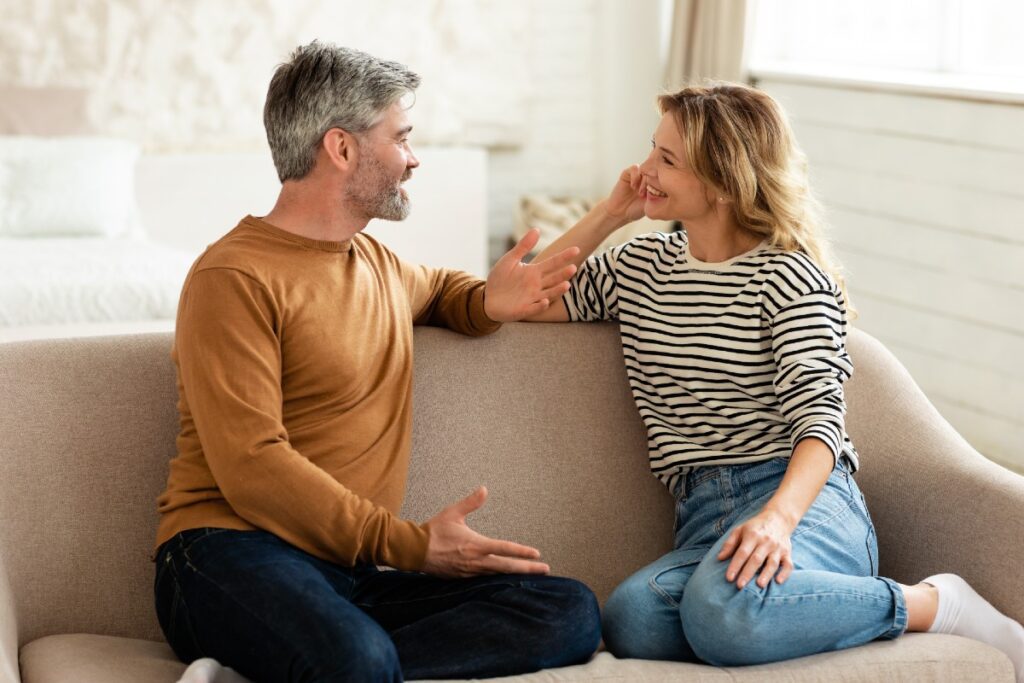 Älteres Paar auf dem Sofa im Gespräch
