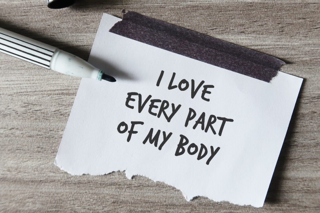 Zettel mit den Worten "I LOVE EVERY PART OF MY BODY" 