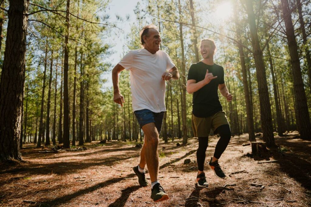 Männer joggen Wald