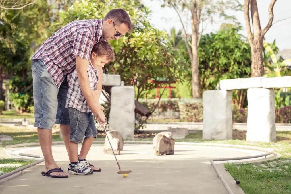 Vater Sohn Minigolf