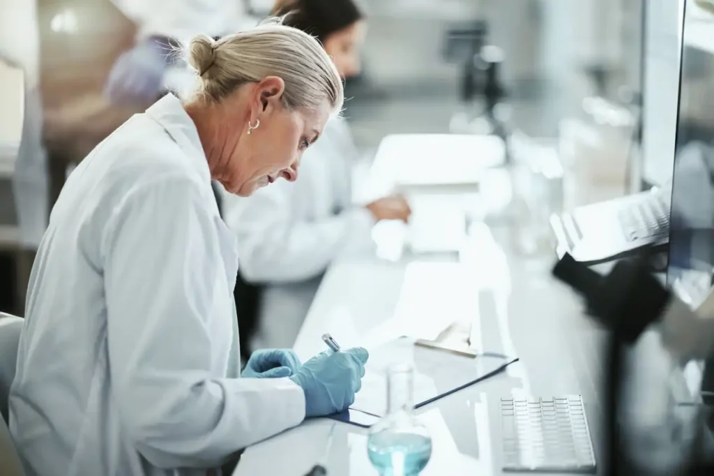 Wissenschaftlerin Arbeit Labor