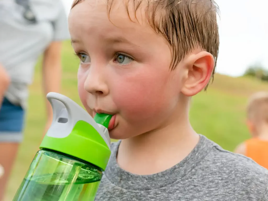 Junge Trinkt Wasser