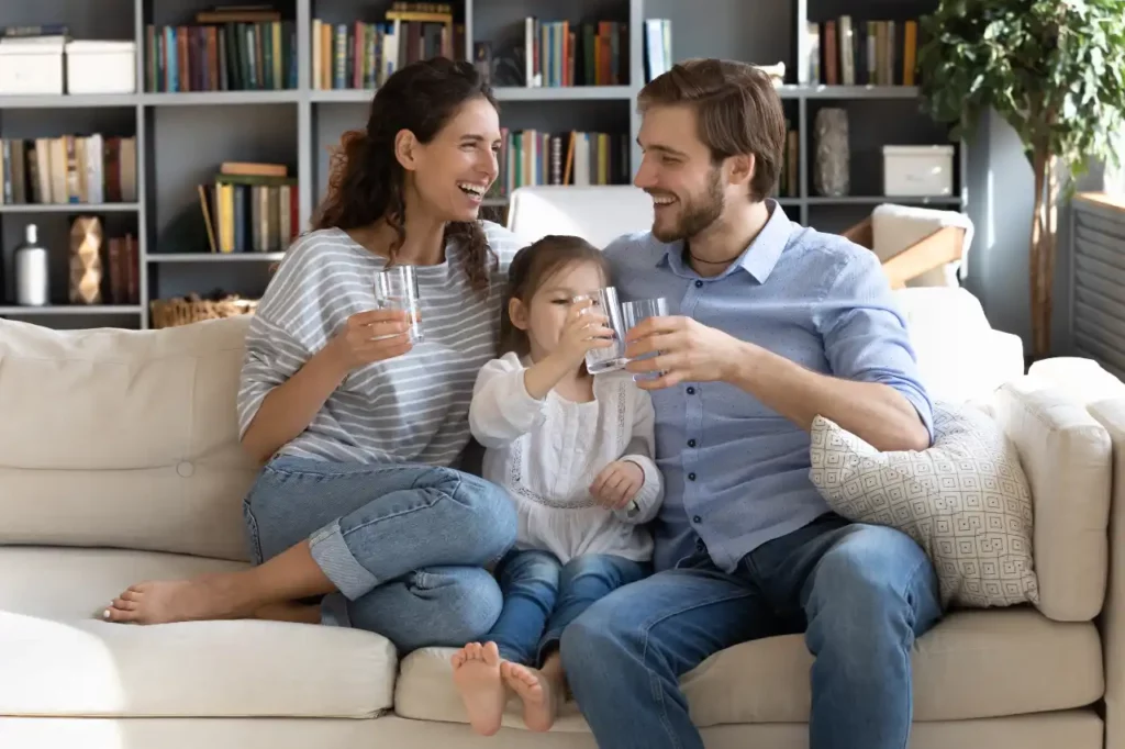 Familie Trinkt Wasser