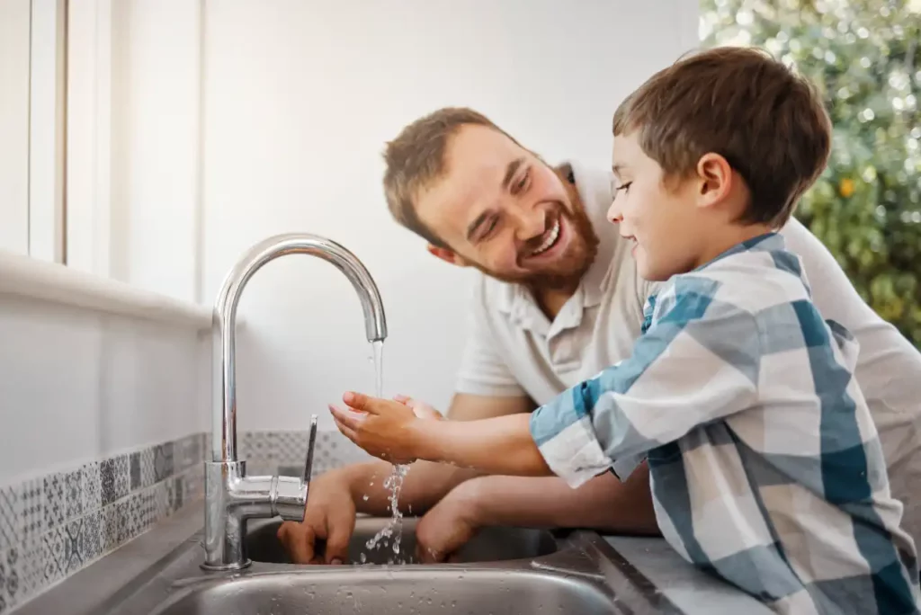 Vater Sohn Wasserhahn