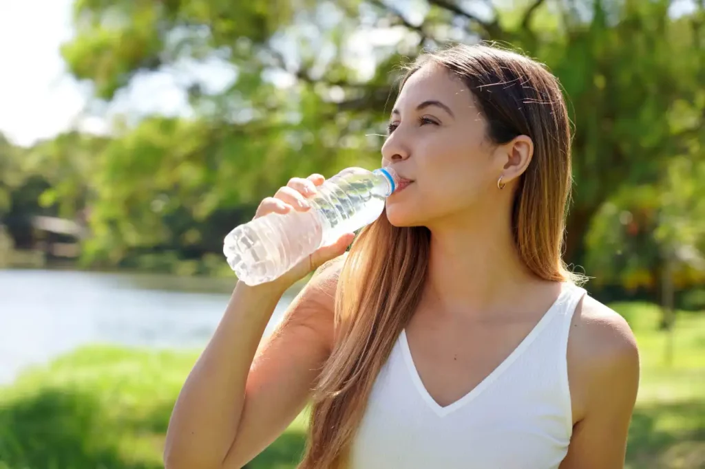 Frau Trinkt Wasser