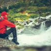 Mann An Wasserfall