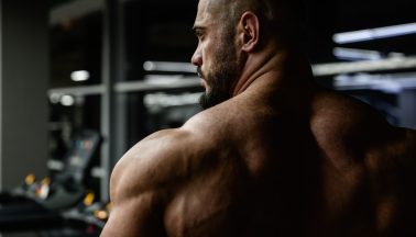 Bärtiger, muskulöser Mann im Fitnessstudio