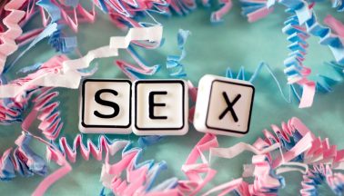 Die Buchstaben des Wortes Sex einzeln auf Spielsteinen