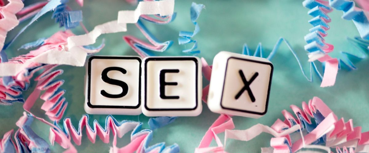 Die Buchstaben des Wortes Sex einzeln auf Spielsteinen