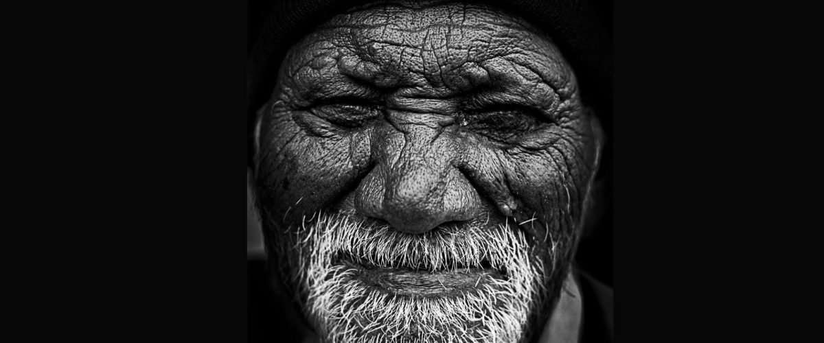 Porträtaufnahme schwarzweiß alter Mann