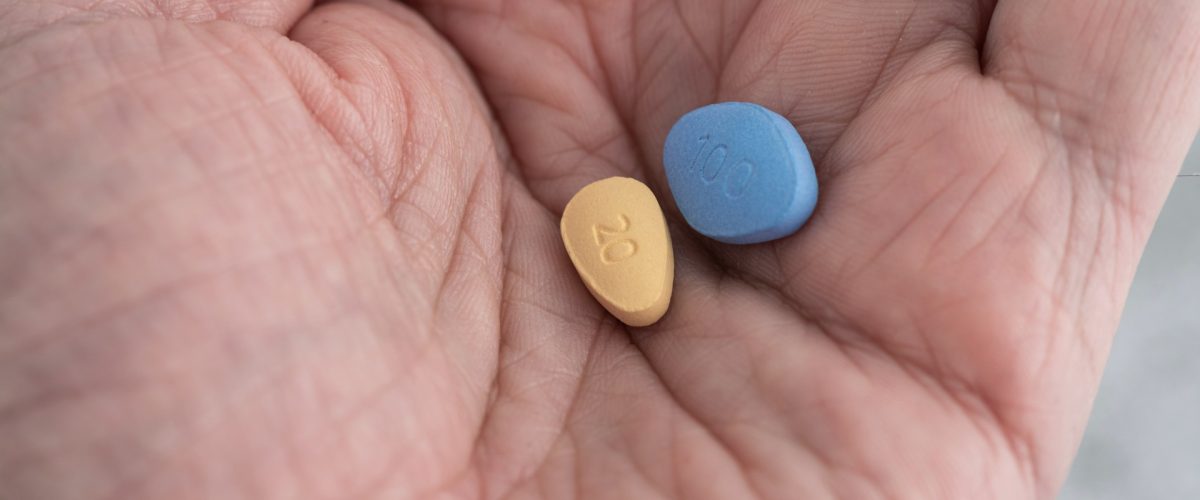 Viagra-Pille und Cialis-Pille in Handfläche