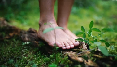Mann Barfuss Wald