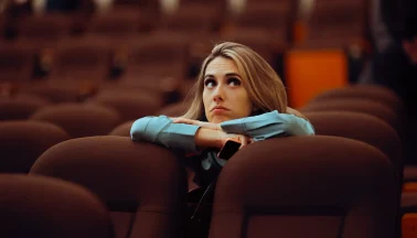 Frau Im Theater