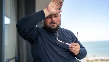 Mann Schwitzt Draussen