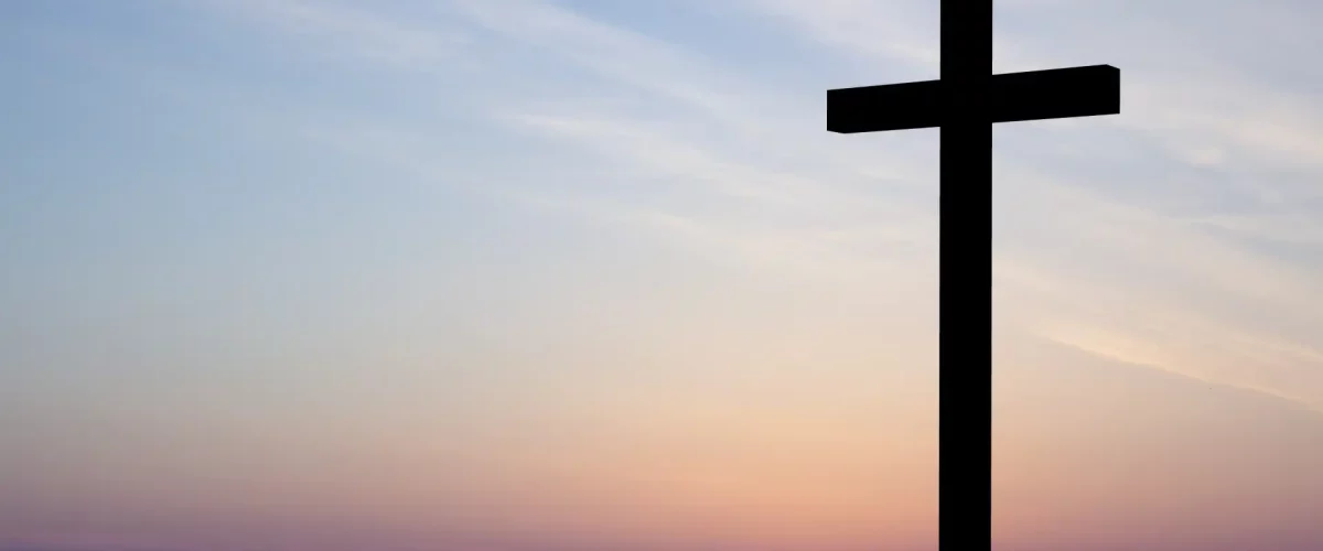 Kreuz vor Himmel