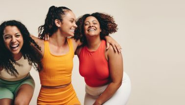 Group,Of,Three,Young,,Diverse,Female,Athletes,Celebrate,Their,Healthy Les bienfaits de l'entraînement adapté au cycle menstruel