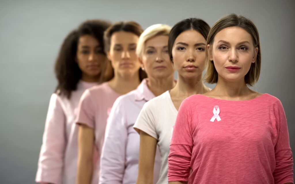 5 Frauen stehen schräg hintereinander