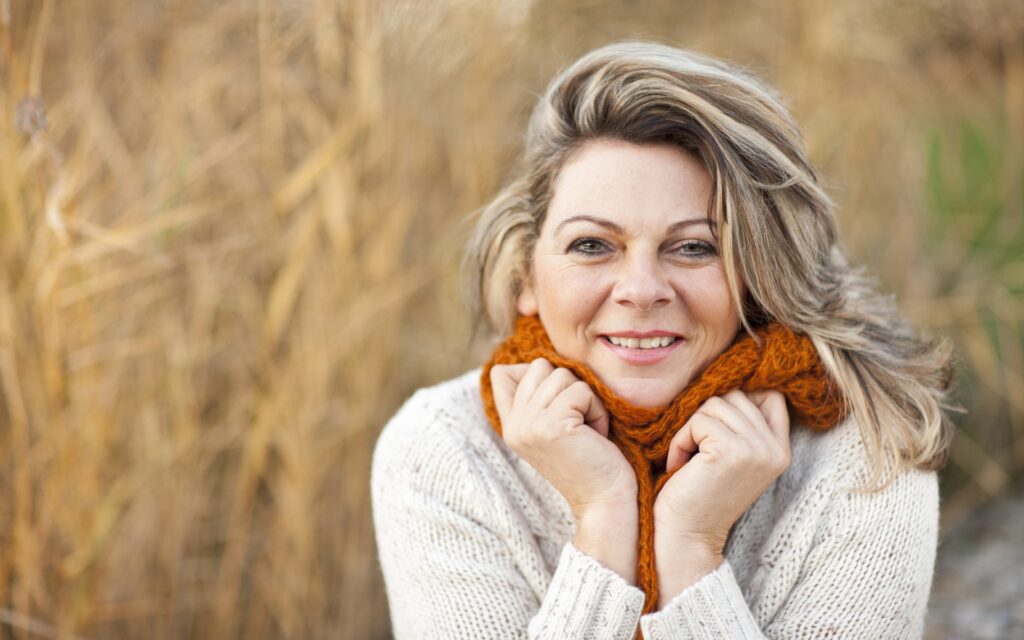 Hübsche ältere Frau outdoor