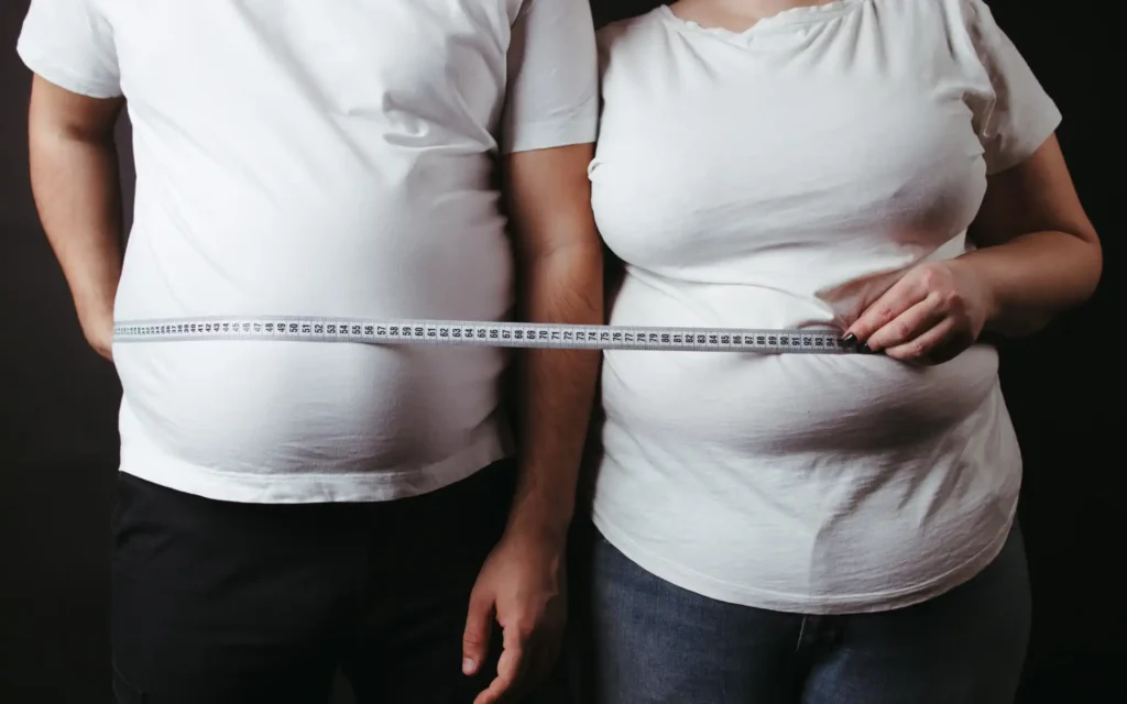 Paar Übergewicht Massband