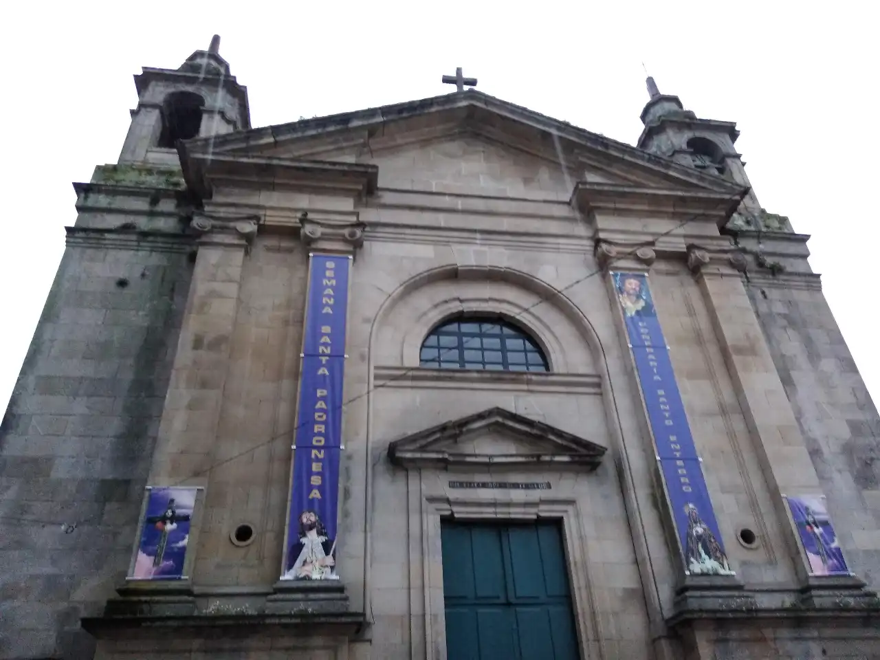 Kirche in Padrón. Auf der anderen Seite der engen Gasse liegt das Postamt.