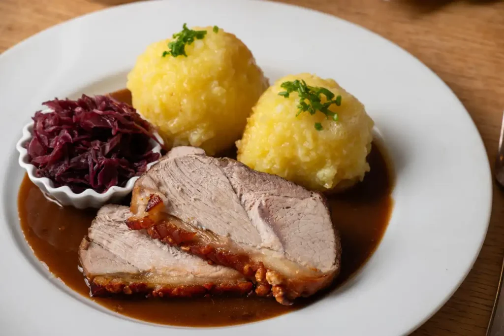Bayrischer Schweinebraten Knödel