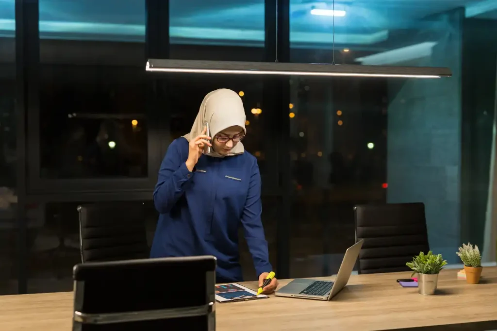 Frau Am Schreibtisch