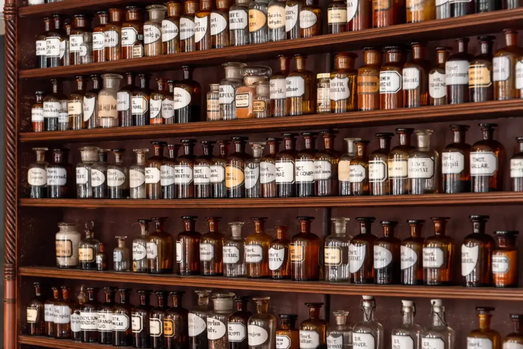 Medikamente in einer historischen Apotheke