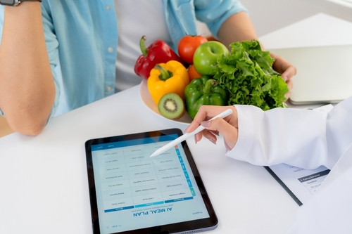 Planification des repas sur une tablette pour un régime et une alimentation équilibrée dans le cadre d’un traitement GLP-1