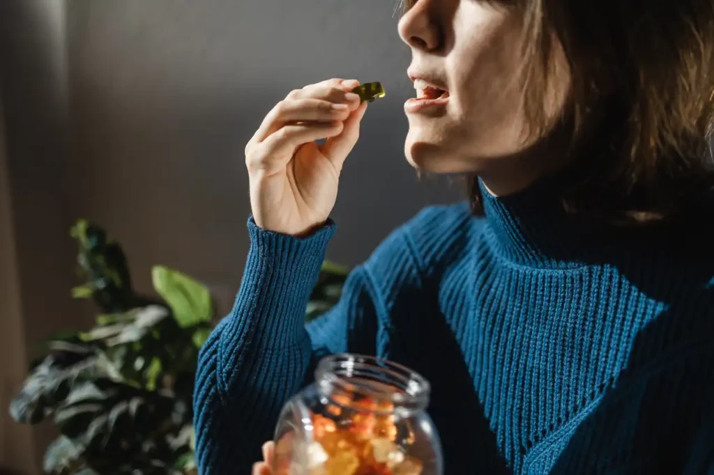 Frau isst THC Gummies