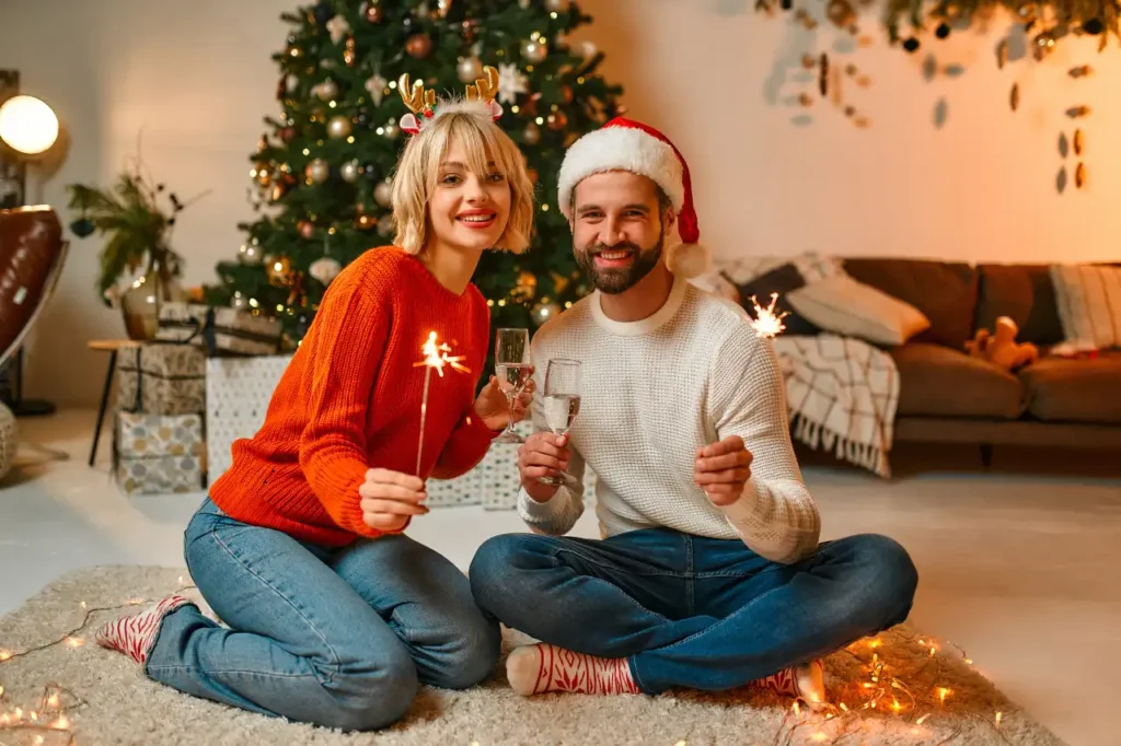 Entspanntes Paar vor Weihnachtsbaum