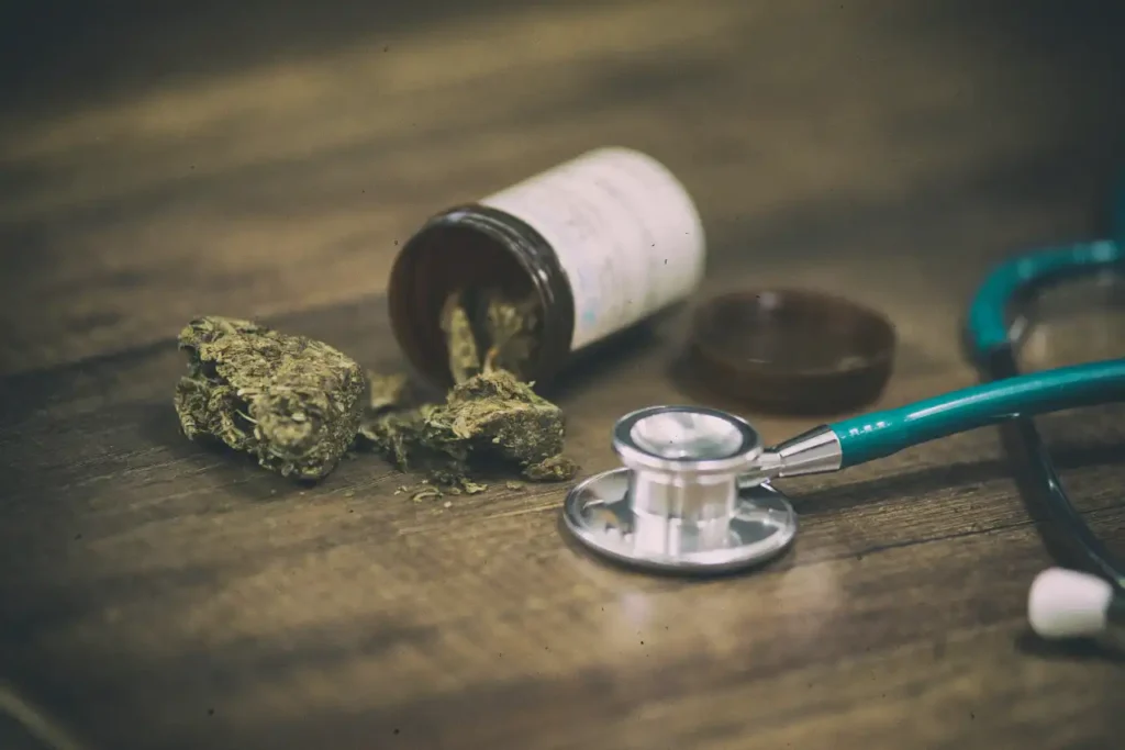Cannabusblüten, Stethoskop und Pillendöschen