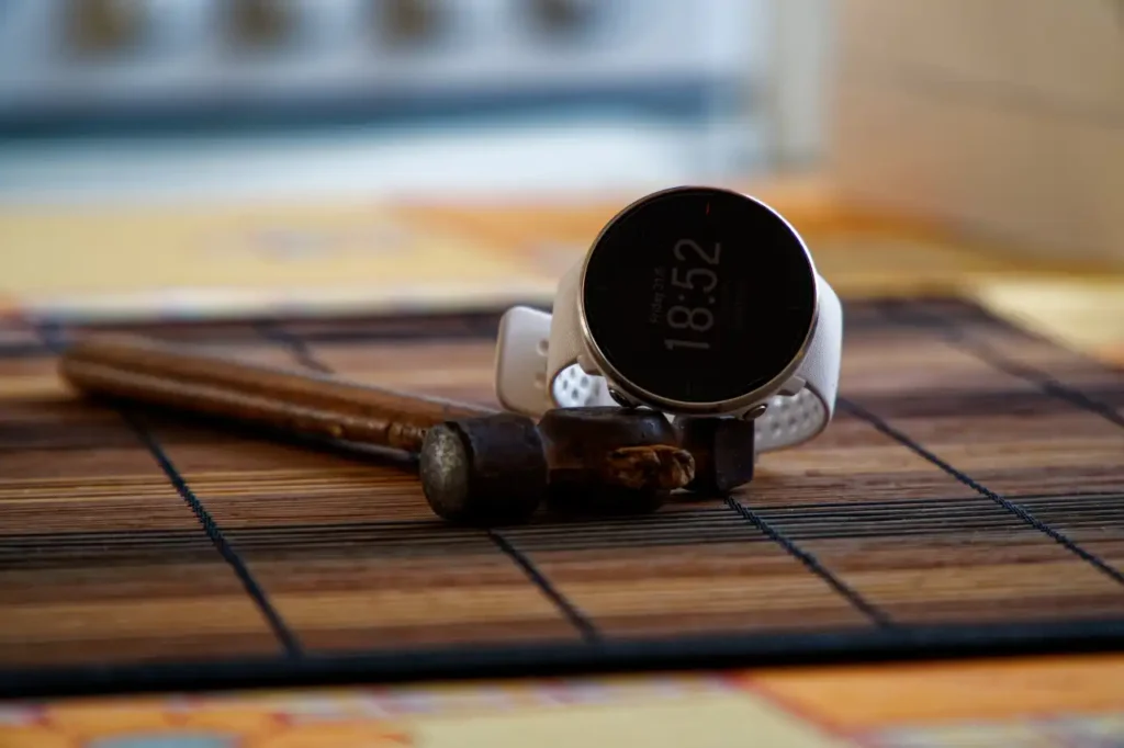 Smartwatch auf Bambusmatte