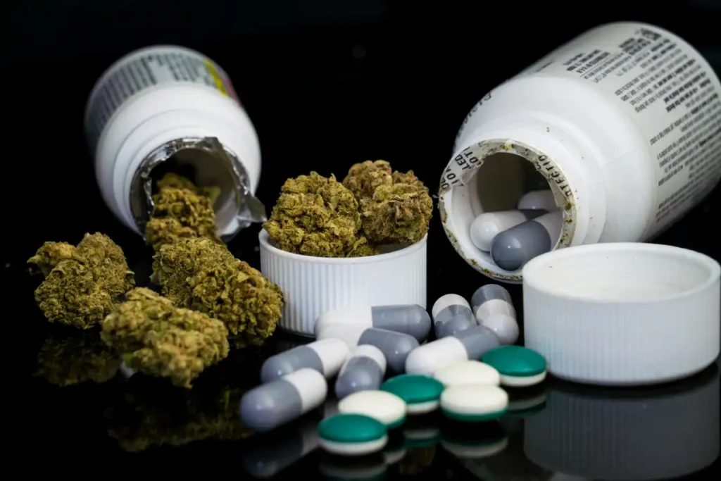 Pillendosen mit Pillen und Cannabis