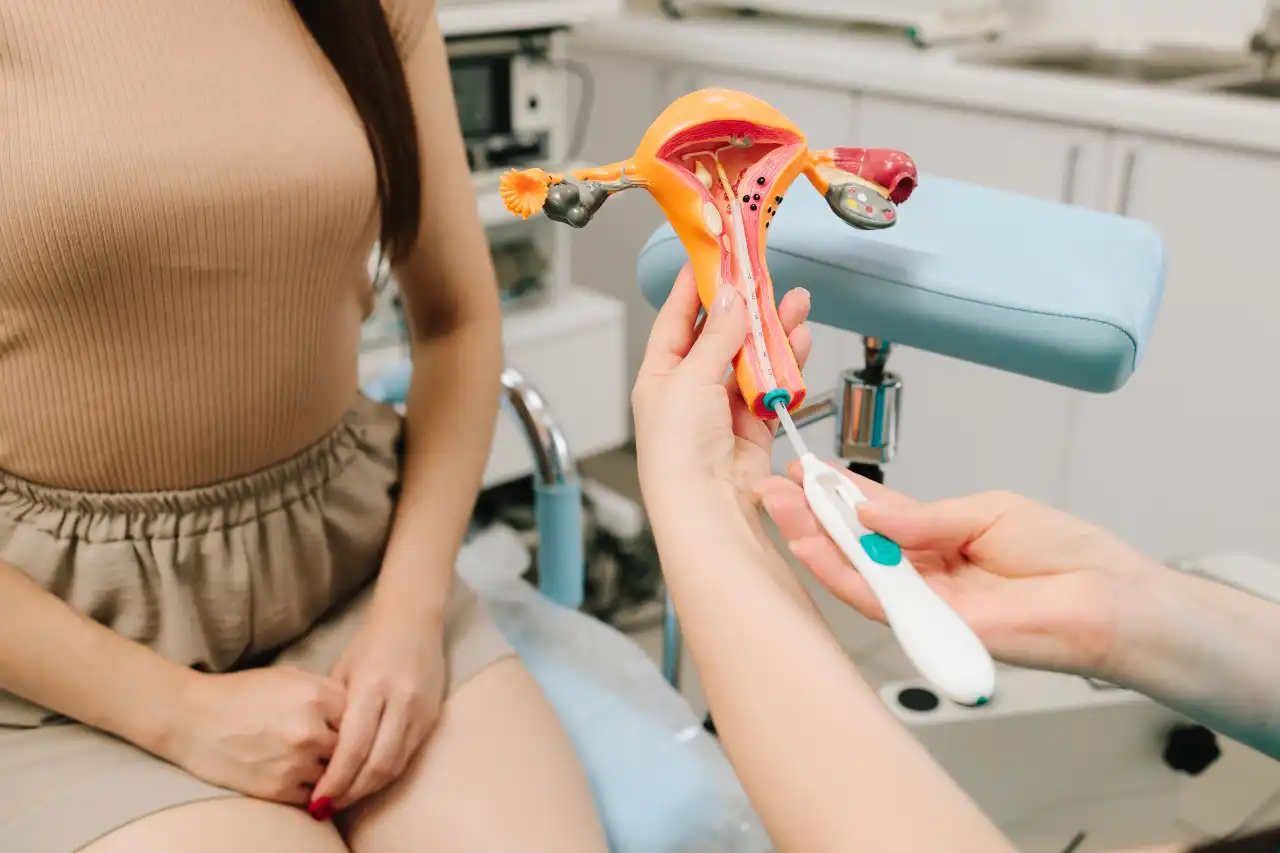 Frau bekommt vom Arzt erklärt wie man Spirale einsetzt