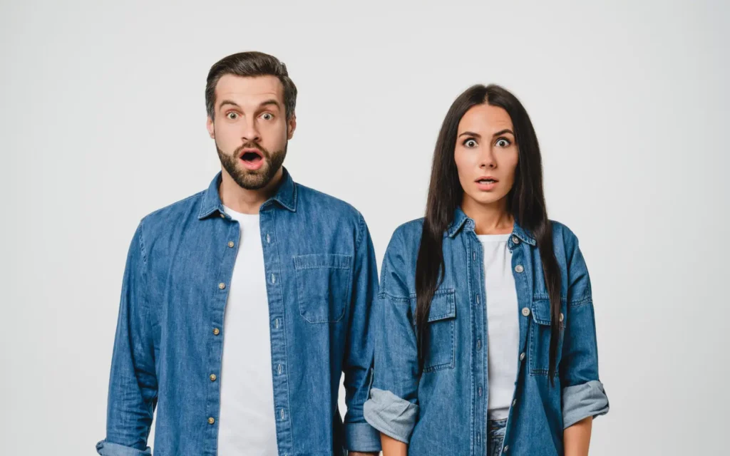 Ein überrascht schauendes Paar