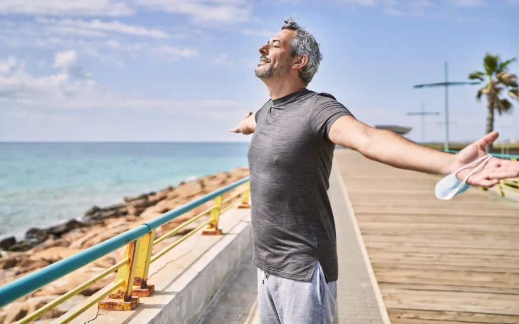 Mann voller Energie am Meer