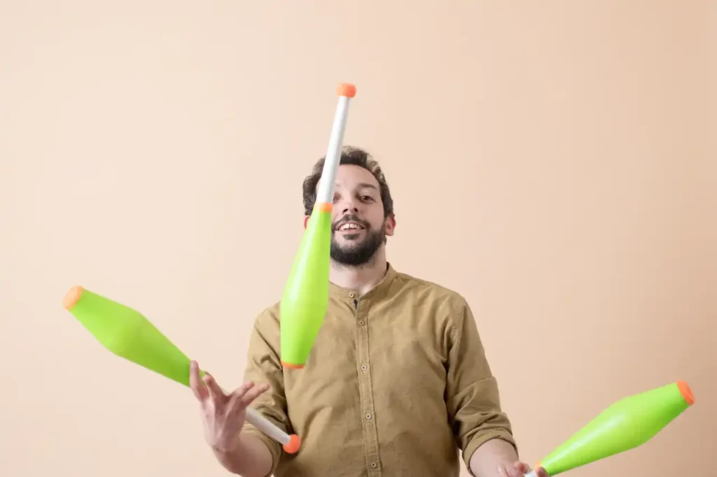 Mann lernt jonglieren