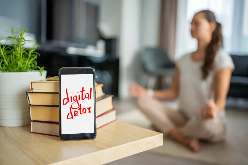 Handy mit den Worten DIGITAL DETOX auf dem Screen