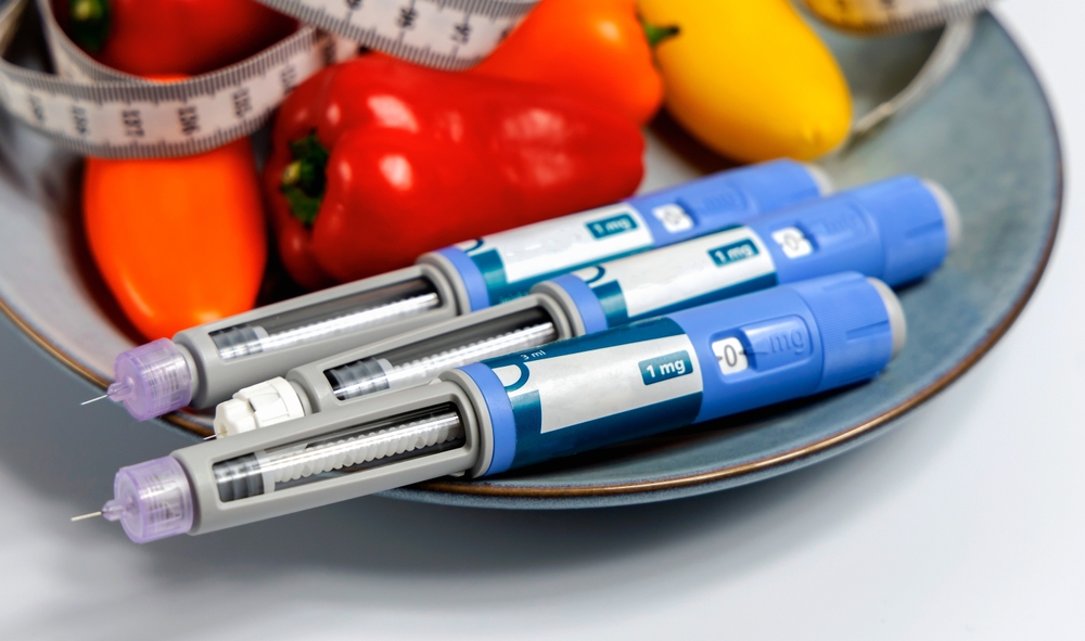 Stylo injecteur Ozempic sur assiette de légumes, illustrant les résultats GLP‑1 avec Wegovy et Ozempic pour la perte de poids sous suivi médical.