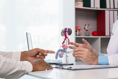 Homme consultant un spécialiste pour identifier et traiter des troubles de l’érection