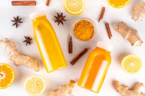 Le curcuma et le gingembre sont des épices anti-inflammatoires pouvant soutenir la santé respiratoire chez les personnes asthmatiques.